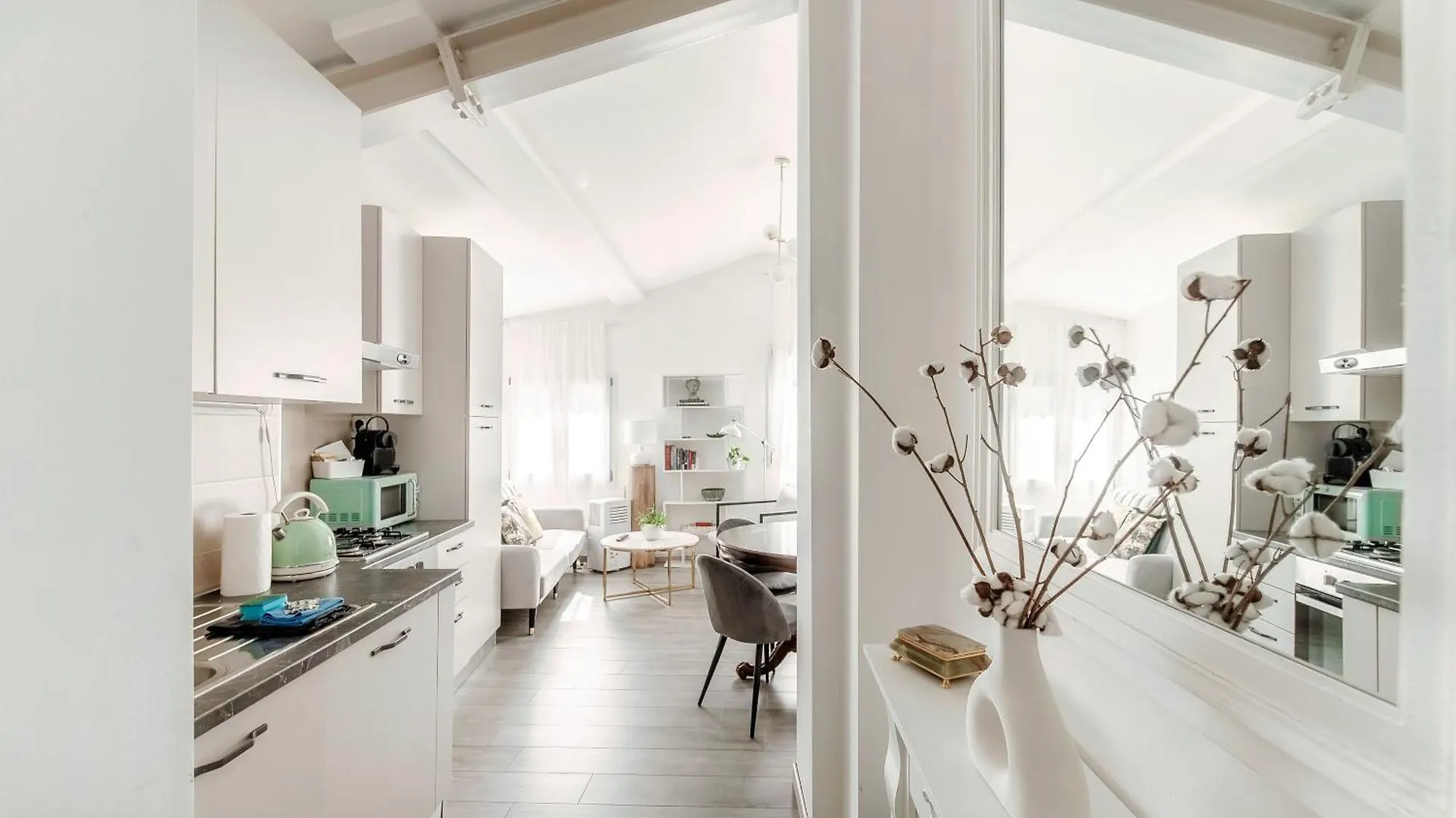Boheme Loft By Quokka 360 - Among The Historic Streets Of Como location